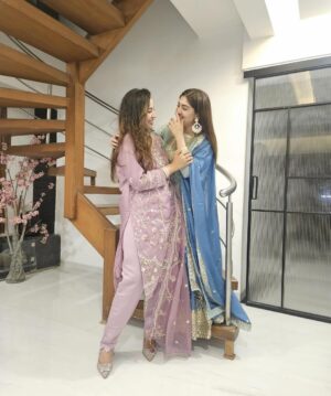 Humaira Chohan Instagram - SWIPE ⬅️ “Eid Mubarak to you and your loved ones! May your hearts be filled with gratitude and your homes with happiness.”💖😇 
.
.
#eidmubarak #eid2024 #soulsisters #instadaily #foryou #likesforlike #foryoupage #mumbai #dubai🇦🇪 #uaelife #bff #familytime