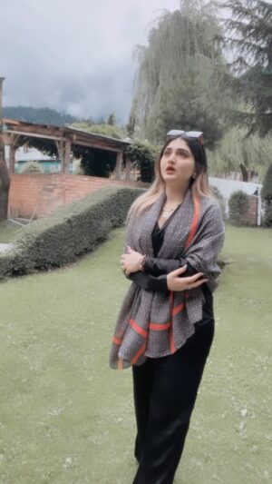Humaira Chohan Instagram - Rang the Noor tha jab qareeb tu tha 🤗💯 #feelings #emotion #missyou #reels #reelitfeelit #viralpost #trendingnow #instagram #fyp #explorepage #exploremore #view #beautifuldestination #reelsuae #reelsindia #reelsusa#reelspakistan#murshadshayri #murshad #dubai #dubaimodels #viralreels#popular