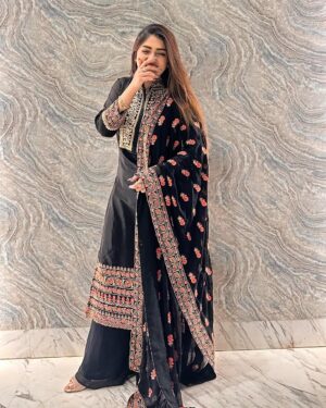 Humaira Chohan Instagram - In My Desi Look Era 🩶🖤
.
.
#eidaladha #2024 #desi #explorepage #exploremore #viralpost #princesshumaira7863 #fyp #instalove