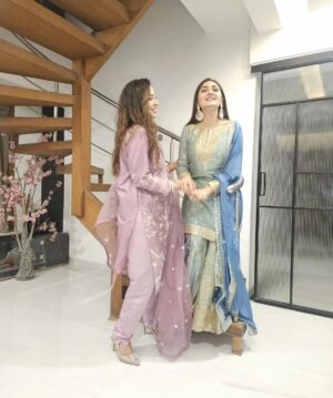 Humaira Chohan Instagram - SWIPE ⬅️ “Eid Mubarak to you and your loved ones! May your hearts be filled with gratitude and your homes with happiness.”💖😇 
.
.
#eidmubarak #eid2024 #soulsisters #instadaily #foryou #likesforlike #foryoupage #mumbai #dubai🇦🇪 #uaelife #bff #familytime