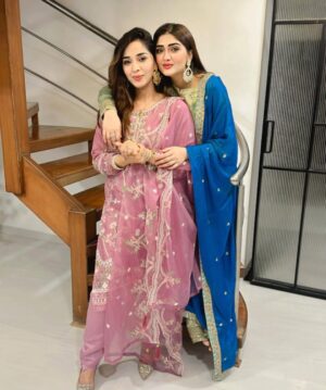 Humaira Chohan Instagram - SWIPE ⬅️ “Eid Mubarak to you and your loved ones! May your hearts be filled with gratitude and your homes with happiness.”💖😇 
.
.
#eidmubarak #eid2024 #soulsisters #instadaily #foryou #likesforlike #foryoupage #mumbai #dubai🇦🇪 #uaelife #bff #familytime