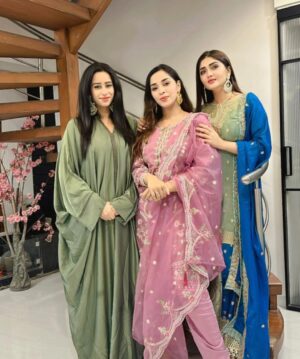Humaira Chohan Instagram - SWIPE ⬅️ “Eid Mubarak to you and your loved ones! May your hearts be filled with gratitude and your homes with happiness.”💖😇 
.
.
#eidmubarak #eid2024 #soulsisters #instadaily #foryou #likesforlike #foryoupage #mumbai #dubai🇦🇪 #uaelife #bff #familytime