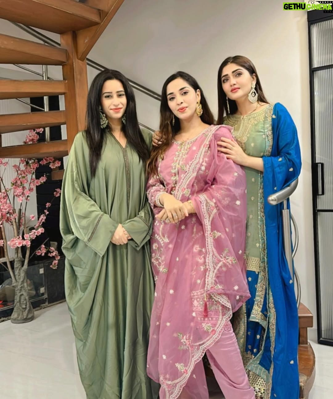 Humaira Chohan - 684 Likes - SWIPE ⬅️ “Eid Mubarak to you and your loved ones! May your hearts be filled with gratitude and your homes with happiness.”💖😇 
.
.
#eidmubarak #eid2024 #soulsisters #instadaily #foryou #likesforlike #foryoupage #mumbai #dubai🇦🇪 #uaelife #bff #familytime