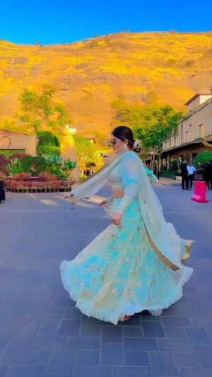 Humaira Chohan Instagram - Wer r u 👀🥰#sabr #reels #reelitfeelit #reelsinstagram #instagood #feelings #iloveyou #jaana #trendingreels #trending #instadaily #wedding #fyp #explore #explorepage #exploremore
