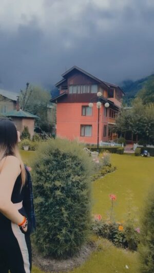 Humaira Chohan Instagram - Khudpe sharam toh aati hi hogi🥀🙃 #feelings #emotion #reels #reelitfeelit #viralpost #trendingnow #instagram #fyp #explorepage #exploremore #view #beautifuldestination #reelsuae #reelsindia #reelsusa#reelspakistan
