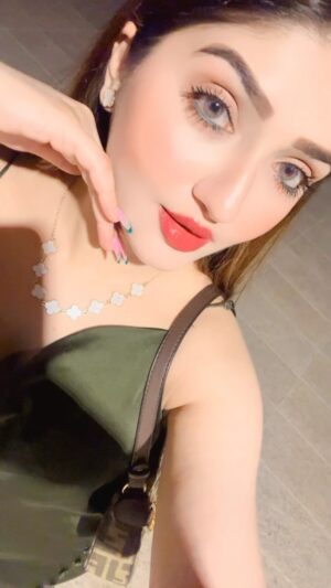 Humaira Chohan Instagram - Yes😈, Aur Bataao? 😇
#trending #réel #reelitfeelit #reelinstagram #reels #explorepage #exploremore #dubai