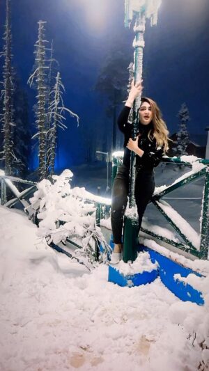 Humaira Chohan Instagram - Kya gila hum kare 🤷♀️ #reels #reelitfeelit #reelinstagram #instadaily #moodedits #feelings #explorepage #exploremore #trending #gulmarg #kashmir