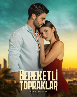İlayda Akdoğan Instagram - Yiğit Koçak ve İlayda Akdoğan ikilisinden göz alıcı kare 📸✨

Show TV’nin, yapımını Süreç Film’in üstlendiği; senaryo süpervizörlüğü ve yönetmenliği başarılı yönetmen Yağız Alp Akaydın tarafından gerçekleştirilen, senaryosunu Hasan Tolga Pulat, Ozan Ağaç ve Seçil Çömlekçi’nin kaleme aldığı yeni dizisi ‘Bereketli Topraklar’dan Yiğit Koçak ve İlayda Akdoğan’ın yer aldığı içleri ısıtan yeni bir kare paylaşıldı.

Adana’nın iki köklü ailesini karşı karşıya getiren dizide, Salih Bereketoğlu (Yiğit Koçak) ile Fatma Karahanlı (İlayda Akdoğan) kaderin zorladığı bir evlilikle bir araya gelir. Sessiz ve barışçıl Salih ile güçlü, dediği dedik Fatma’nın hikayesi; sadece ailelerini değil, kendi kalplerini de sınayacak.

Mecburiyetle Başlayan, İntikamla Sınanan Hikaye

Fatma’nın Salih’i gizlice kurtararak gösterdiği cesaret, bu birlikteliğin başlangıç noktası olurken, zamanla aralarında inkar edemedikleri duygular filizlenecek. Fakat karşılarına çıkacak beklenmedik biri, birlikteliklerinin sınanmasına ve herkesin kendi duygusunu sorgulamasına sebep olacak. İki düşman ailenin çocukları, ihanet ve intikamın gölgesinde birbirlerine tutunmak ile ailelerine sadık kalmak arasında büyük bir sınav verecektir. Salih Bereketoğlu aşkı mı ailesini mi seçecektir?

#BereketliTopraklar yakında Show TV’de! @bilalyigitkocaak @ilaydaakdogan @bereketlitopraklartv