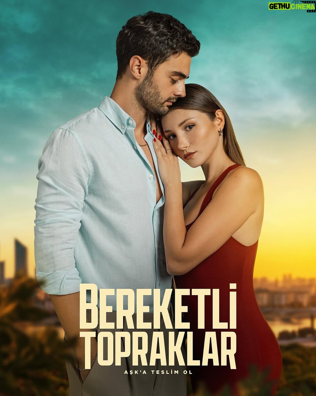 İlayda Akdoğan - 38.7K Likes - Yiğit Koçak ve İlayda Akdoğan ikilisinden göz alıcı kare 📸✨

Show TV’nin, yapımını Süreç Film’in üstlendiği; senaryo süpervizörlüğü ve yönetmenliği başarılı yönetmen Yağız Alp Akaydın tarafından gerçekleştirilen, senaryosunu Hasan Tolga Pulat, Ozan Ağaç ve Seçil Çömlekçi’nin kaleme aldığı yeni dizisi ‘Bereketli Topraklar’dan Yiğit Koçak ve İlayda Akdoğan’ın yer aldığı içleri ısıtan yeni bir kare paylaşıldı.

Adana’nın iki köklü ailesini karşı karşıya getiren dizide, Salih Bereketoğlu (Yiğit Koçak) ile Fatma Karahanlı (İlayda Akdoğan) kaderin zorladığı bir evlilikle bir araya gelir. Sessiz ve barışçıl Salih ile güçlü, dediği dedik Fatma’nın hikayesi; sadece ailelerini değil, kendi kalplerini de sınayacak.

Mecburiyetle Başlayan, İntikamla Sınanan Hikaye

Fatma’nın Salih’i gizlice kurtararak gösterdiği cesaret, bu birlikteliğin başlangıç noktası olurken, zamanla aralarında inkar edemedikleri duygular filizlenecek. Fakat karşılarına çıkacak beklenmedik biri, birlikteliklerinin sınanmasına ve herkesin kendi duygusunu sorgulamasına sebep olacak. İki düşman ailenin çocukları, ihanet ve intikamın gölgesinde birbirlerine tutunmak ile ailelerine sadık kalmak arasında büyük bir sınav verecektir. Salih Bereketoğlu aşkı mı ailesini mi seçecektir?

#BereketliTopraklar yakında Show TV’de! @bilalyigitkocaak @ilaydaakdogan @bereketlitopraklartv