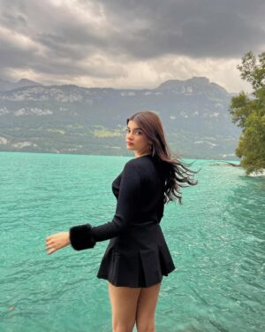 Ilisha Singh Kaurav Instagram - in a dream 🎻🩵🦢

.

.

#explorepage✨ #switzerland #lakebrienz #interlaken #travelblogger #outfitinspo #cardigan #fauxfur #fallfashion #winteroutfit #virtualstylist #bhfyp #miniskirt #black #ootd #wintervibes #gloomy #sky #outdoors #poses #luxury #europe #fypシ