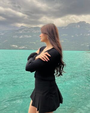 Ilisha Singh Kaurav Instagram - in a dream š»š©µš¦¢
.
.
#explorepage⨠#switzerland #lakebrienz #interlaken #travelblogger #outfitinspo #cardigan #fauxfur #fallfashion #winteroutfit #virtualstylist #bhfyp #miniskirt #black #ootd #wintervibes #gloomy #sky #outdoors #poses #luxury #europe #fypć·