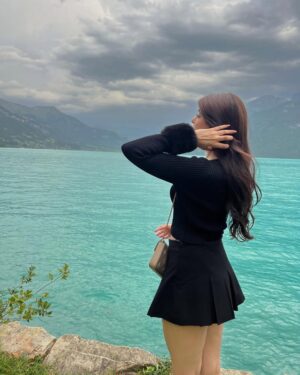 Ilisha Singh Kaurav Instagram - in a dream 🎻🩵🦢

.

.

#explorepage✨ #switzerland #lakebrienz #interlaken #travelblogger #outfitinspo #cardigan #fauxfur #fallfashion #winteroutfit #virtualstylist #bhfyp #miniskirt #black #ootd #wintervibes #gloomy #sky #outdoors #poses #luxury #europe #fypシ