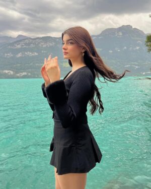 Ilisha Singh Kaurav Instagram - in a dream 🎻🩵🦢

.

.

#explorepage✨ #switzerland #lakebrienz #interlaken #travelblogger #outfitinspo #cardigan #fauxfur #fallfashion #winteroutfit #virtualstylist #bhfyp #miniskirt #black #ootd #wintervibes #gloomy #sky #outdoors #poses #luxury #europe #fypシ