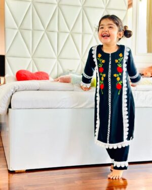 Inaaya Khan Instagram - JUMMAH MUBARAK ♥️🤲 

:

Please remember me and my family in ur dua 🤲😇♥️

:

#mashallah #friday #salwarsuits #blackdress #cutie #inaayakhan