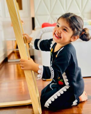 Inaaya Khan Instagram - JUMMAH MUBARAK ♥️🤲 

:

Please remember me and my family in ur dua 🤲😇♥️

:

#mashallah #friday #salwarsuits #blackdress #cutie #inaayakhan