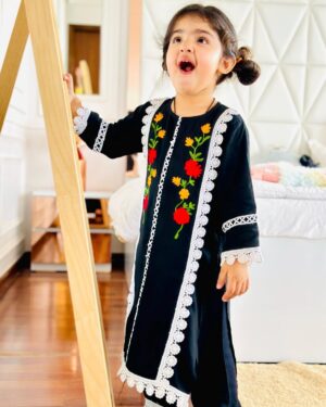 Inaaya Khan Instagram - JUMMAH MUBARAK ♥️🤲 

:

Please remember me and my family in ur dua 🤲😇♥️

:

#mashallah #friday #salwarsuits #blackdress #cutie #inaayakhan