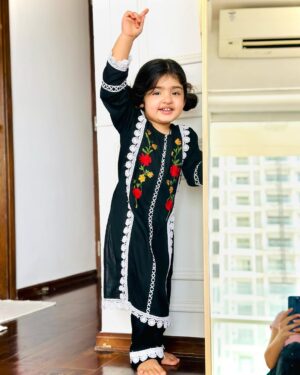 Inaaya Khan Instagram - JUMMAH MUBARAK ♥️🤲 

:

Please remember me and my family in ur dua 🤲😇♥️

:

#mashallah #friday #salwarsuits #blackdress #cutie #inaayakhan