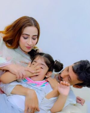 Inaaya Khan Instagram - Happiest birthday ABBA 🎂👨‍👩‍👧‍👧 
We love you very much ...specially @inaaya.khan17 for her u r the father figure for her since birth ... ALLAH har khushiyan aur lambi hayaati de tumko .... AMEEN 🤲♥️ SUMMA AMEEN 😘🤗

:

#happybirthday #love #abba #family #lifelines #inaayakhan #ajazkhan #tabassumkhan #afshakhan