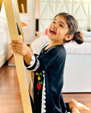 Inaaya Khan Instagram - JUMMAH MUBARAK ♥️🤲 

:

Please remember me and my family in ur dua 🤲😇♥️

:

#mashallah #friday #salwarsuits #blackdress #cutie #inaayakhan