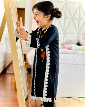 Inaaya Khan Instagram - JUMMAH MUBARAK ♥️🤲 

:

Please remember me and my family in ur dua 🤲😇♥️

:

#mashallah #friday #salwarsuits #blackdress #cutie #inaayakhan