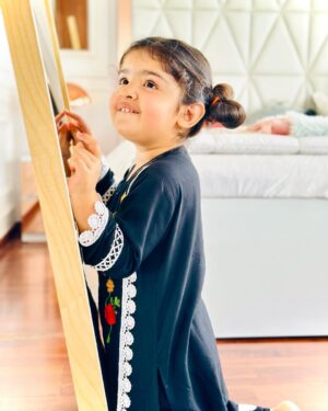 Inaaya Khan Instagram - JUMMAH MUBARAK ♥️🤲 

:

Please remember me and my family in ur dua 🤲😇♥️

:

#mashallah #friday #salwarsuits #blackdress #cutie #inaayakhan