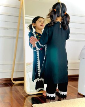 Inaaya Khan Instagram - JUMMAH MUBARAK ♥️🤲 

:

Please remember me and my family in ur dua 🤲😇♥️

:

#mashallah #friday #salwarsuits #blackdress #cutie #inaayakhan