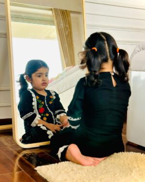 Inaaya Khan Instagram - JUMMAH MUBARAK ♥️🤲 

:

Please remember me and my family in ur dua 🤲😇♥️

:

#mashallah #friday #salwarsuits #blackdress #cutie #inaayakhan