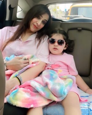 Inaaya Khan Instagram - Happy mothers day ♥️
I am very small to write anything 🥰 plz see the pictures and feel the moments 🥰
@afshaa_khan_ @tabassum198 
:

#inaayakhan #afshakhan