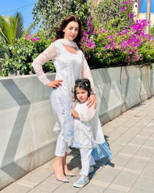Inaaya Khan Instagram - JUMMAH MUBARAK ♥️
MOTHER & DAUGHTER TWINNING 👭

:
Outfit from @nikhatimran_pretcouture 

:

#twinning #jummahmubarak #friday #blessed #alhamdulillah #motherdaughter #love #life #mashallah #inaayakhan #afshakhan