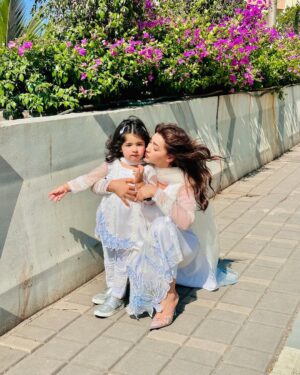 Inaaya Khan Instagram - JUMMAH MUBARAK ♥️
MOTHER & DAUGHTER TWINNING 👭

:
Outfit from @nikhatimran_pretcouture 

:

#twinning #jummahmubarak #friday #blessed #alhamdulillah #motherdaughter #love #life #mashallah #inaayakhan #afshakhan