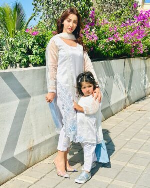 Inaaya Khan Instagram - JUMMAH MUBARAK ♥️
MOTHER & DAUGHTER TWINNING 👭

:
Outfit from @nikhatimran_pretcouture 

:

#twinning #jummahmubarak #friday #blessed #alhamdulillah #motherdaughter #love #life #mashallah #inaayakhan #afshakhan