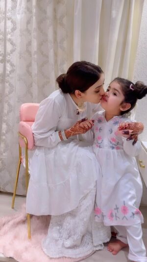 Inaaya Khan Instagram - Hai chaand me bhi daag par na tujhme ek bhi ♥️ meri jaan @inaaya.khan17 😘 MASHALLAH ✨

:

#motherdaughter #love #mashallah #inaayakhan #afshakhan