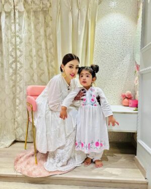 Inaaya Khan Instagram - Never Doubt What A Mother Would Do To Protect Her Cub 🦁 💫

:

#mashallah #motherdaughter #white #love #inaayakhan #afshakhan