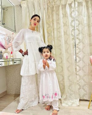 Inaaya Khan Instagram - Never Doubt What A Mother Would Do To Protect Her Cub 🦁 💫

:

#mashallah #motherdaughter #white #love #inaayakhan #afshakhan
