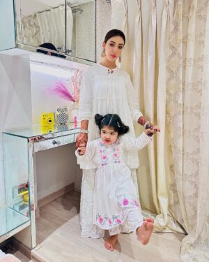 Inaaya Khan Instagram - Never Doubt What A Mother Would Do To Protect Her Cub 🦁 💫

:

#mashallah #motherdaughter #white #love #inaayakhan #afshakhan
