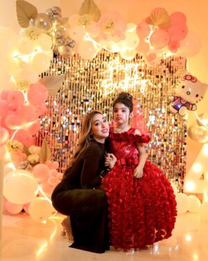 Inaaya Khan Instagram - You were really cute when you were age one ,now you are 4 times cuter than then .. HAPPY BIRTHDAY MY HEART @inaaya.khan17 ♥️
Mumma Love's You The Most 😘🌍👑

:

Plz say MashAllah 😇 

:

#4yearsold #birthday #love #motheranddaughter #happiness #mashallah #inaayakhan #afshakhan