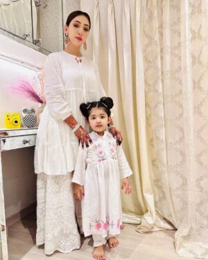 Inaaya Khan Instagram - Never Doubt What A Mother Would Do To Protect Her Cub 🦁 💫

:

#mashallah #motherdaughter #white #love #inaayakhan #afshakhan