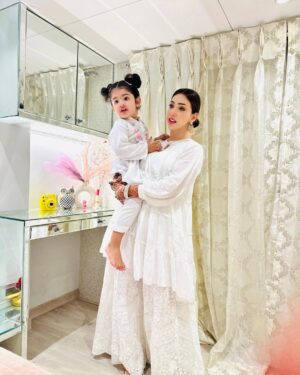 Inaaya Khan Instagram - Never Doubt What A Mother Would Do To Protect Her Cub 🦁 💫

:

#mashallah #motherdaughter #white #love #inaayakhan #afshakhan