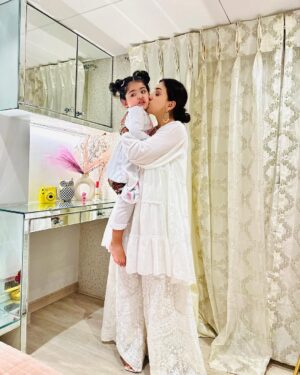 Inaaya Khan Instagram - Never Doubt What A Mother Would Do To Protect Her Cub 🦁 💫

:

#mashallah #motherdaughter #white #love #inaayakhan #afshakhan
