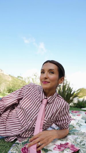 India de Beaufort Instagram - #ad #ffernpartner I just adore that @ffern.co is so deeply rooted in artisanal craft. How magical it is to wear a small batch fragrance; It just makes the morning ritual feel so much more personal exactly as a scent should. Autumn 25 is an orchard in a bottle; Wild apple, pink peppercorn, pear, ginger root, blue chamomile and spring blossoms. Warm, light and lovely. Click the link in my stories / September highlights after today to pop your name on the waitlist for @ffern.co ledger. ♥️ #fragrance #grwm #style #fashion