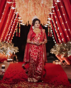 Indrani Das Instagram - WEDDING ✨
Avik & Indrani
Photography team: The Blooming Snaps
Editing & layout: @ronis.capture
For booking
Call : 7005677968
Whats app: 7005677968
•
#bengaliwedding #bengaliweddingphotography #bengalibridelook #agartalawedding #tripurawedding #thebloomingsnaps #agartalaphotographers #viralpost #canoneosr5 #canon