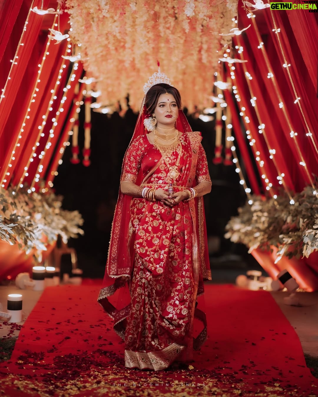 Indrani Das - 0.9K Likes - WEDDING ✨
Avik & Indrani
Photography team: The Blooming Snaps
Editing & layout: @ronis.capture 
For booking
Call : 7005677968
Whats app: 7005677968
•
#bengaliwedding #bengaliweddingphotography #bengalibridelook #agartalawedding #tripurawedding #thebloomingsnaps #agartalaphotographers #viralpost  #canoneosr5 #canon