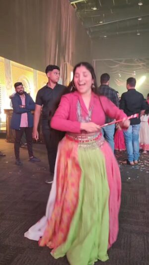 Indravathi Chauhan Instagram - తెలంగాణలో పుట్టి… పూల పల్లకి ఎక్కి
లోకమంతా తిరిగే… వటే
పాలసంద్రం పూలే… పూల సంద్రాలయ్యి
నిన్ను అభిషేకించే… నే🙏🌸🌼🥰