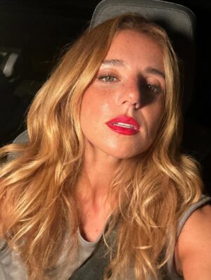 Inês Herédia Instagram - Não há nada para ver aqui. Era só mesmo para os cabelos e make ups e kits épicos ficarem aqui para minha consulta posterior. Zero ilustrativo de life lately.
Obrigada, vou voltar ao estudo. 📚