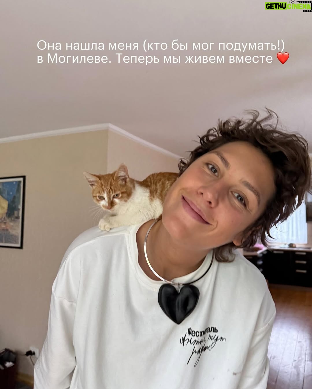 Irina Gorbacheva - 195.1K Likes - Есть прекрасная фраза Альберта Эйнштейна, которая попалась мне недавно: «Есть только два способа прожить жизнь. Первый — будто чудес не существует. Второй — будто кругом одни чудеса». Таким образом, «прожить жизнь как чудо» означает выбрать второй способ, воспринимая всё вокруг как чудо и живя в этом настроении 🙌🫂❤️‍🔥