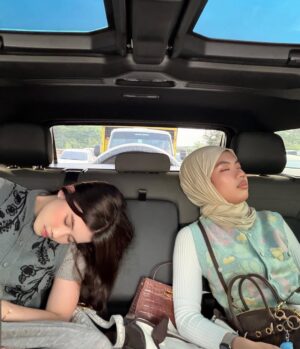 Irish Bella Instagram - Staycation dump 🏝️
Masya Allah Tabarakallah,
Menyempatkan ngumpul ketika semua lagi libur itu hadiah paling indah dari Allah 💛