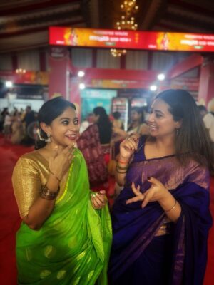 Isha Chawla Instagram - Durga Puja diaries: more food hopping than pandal hopping🖤
.
.
. 
#durgapujaspecial❤️