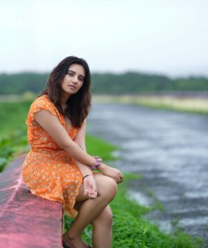 Isha Chawla Instagram - “Sometimes dark clouds are just there to bring out the sunshine within 🧡”

📸- @karteeksivagouni 

.
.
#eshachawla #monsoon #love