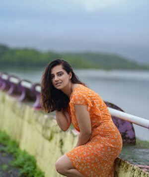 Isha Chawla Instagram - “Sometimes dark clouds are just there to bring out the sunshine within 🧡”

📸- @karteeksivagouni 

.
.
#eshachawla #monsoon #love