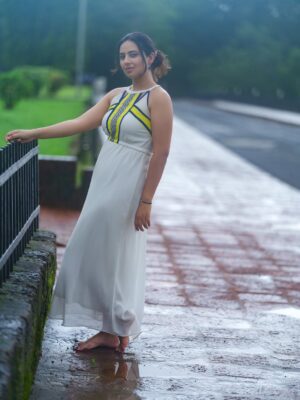 Isha Chawla Instagram - When the monsoon calls, you show up barefoot and unbothered.
Let the rain do the talking 🤍

P.C 📸 - @karteeksivagouni 
.
.
.
#eshachawla #monsoon #monsoonphotography 
#MonsoonMood #BarefootVibes #SoftRainStrongEnergy #UnbotheredQueen #MainCharacterSeason